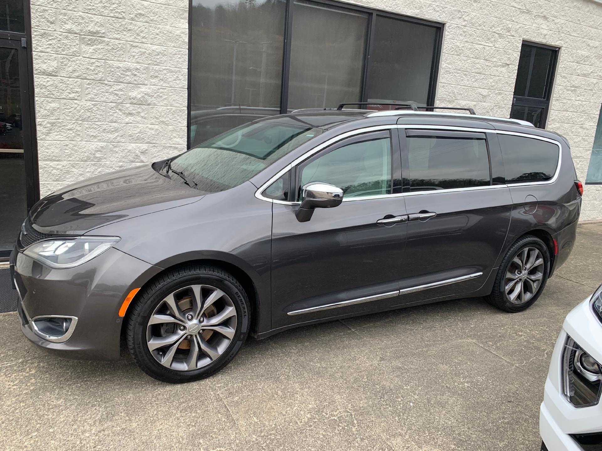 2017 Chrysler Pacifica Limited FWD