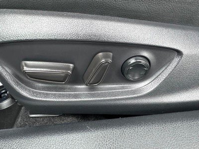 2019 Toyota Camry SE Auto (SE)