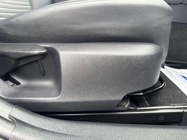 2019 Toyota Camry SE Auto (SE)