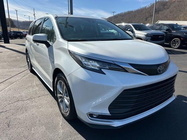 2022 Toyota Sienna XLE FWD 7-Passenger (Natl)