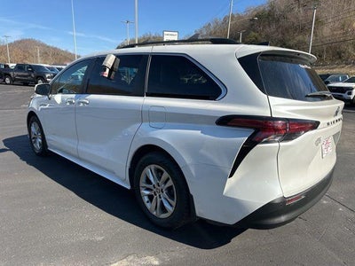 2022 Toyota Sienna XLE FWD 7-Passenger (Natl)
