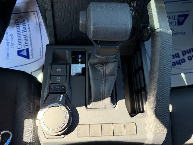 2025 Toyota Tacoma 4WD 4WD SR Double Cab 5' Bed AT (GS)