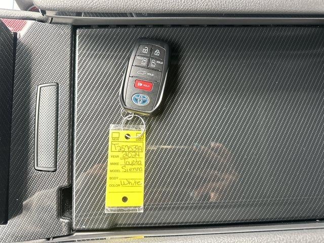 2025 Toyota Sienna XSE AWD 7-Passenger (Natl)